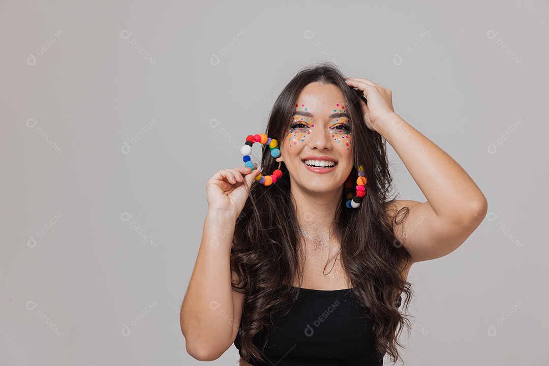 Linda mulher jovem usando fantasia de carnaval sobre fundo isolado