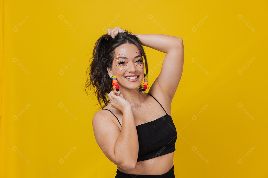 Linda mulher jovem usando fantasia de carnaval sobre fundo isolado