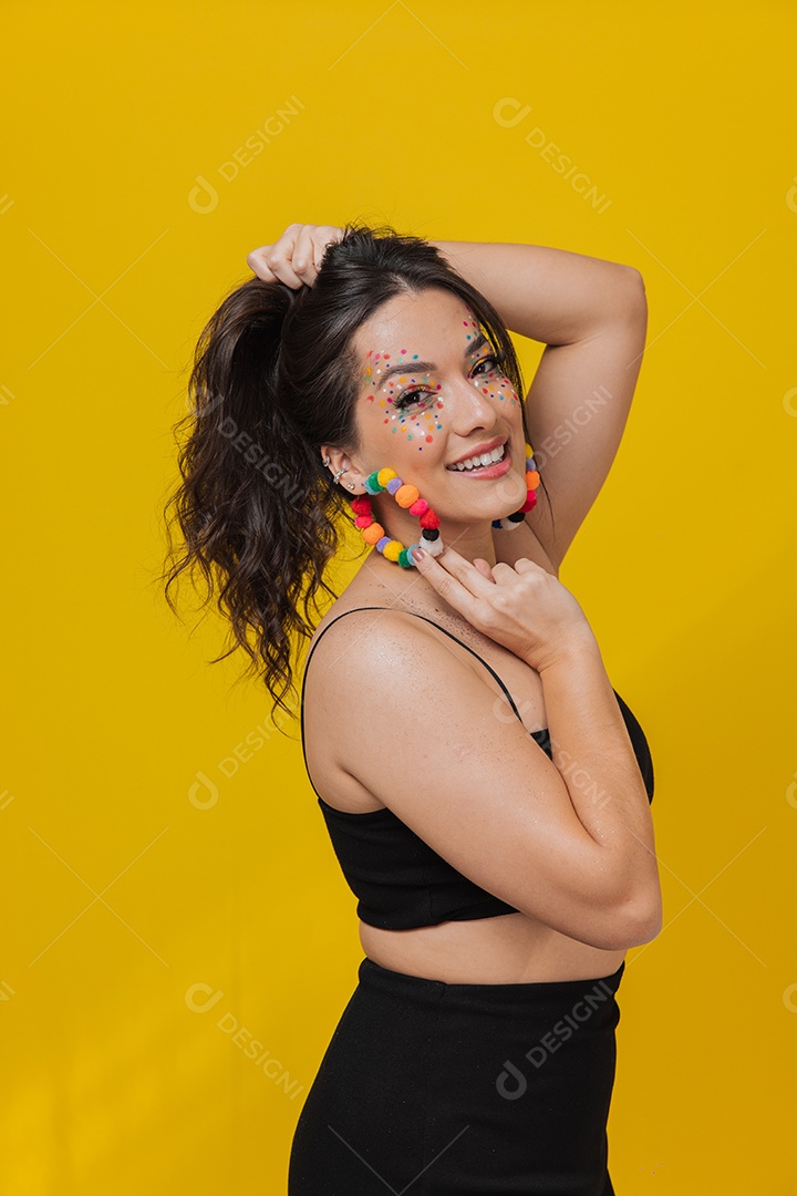 Linda mulher jovem usando fantasia de carnaval sobre fundo isolado