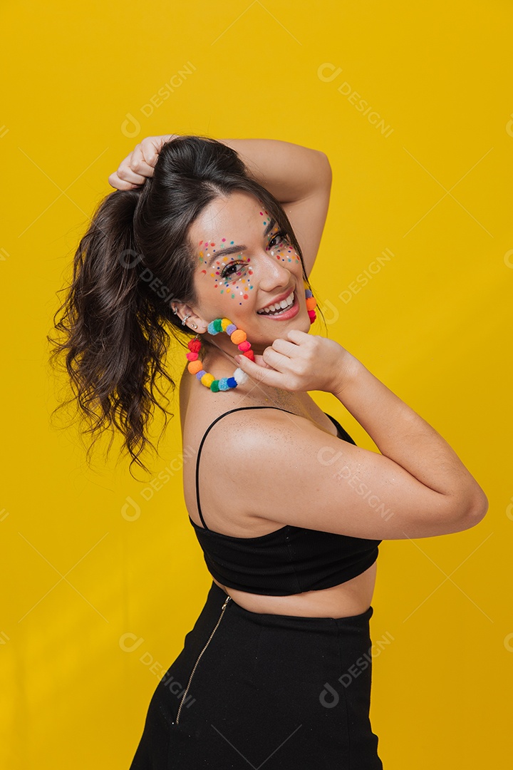Linda mulher jovem usando fantasia de carnaval sobre fundo isolado