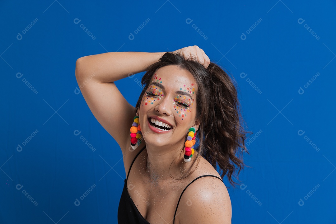 Linda mulher jovem usando fantasia de carnaval sobre fundo isolado