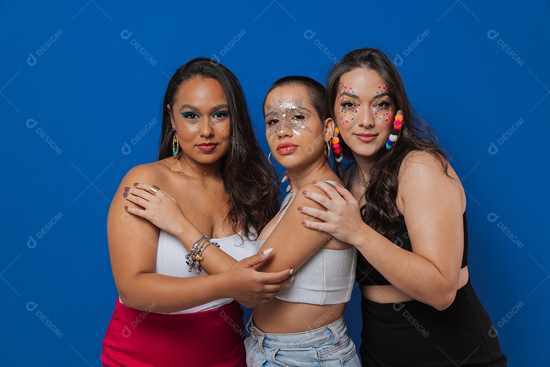 Lindas mulheres jovens usando fantasias de carnaval sobre fundo isolado