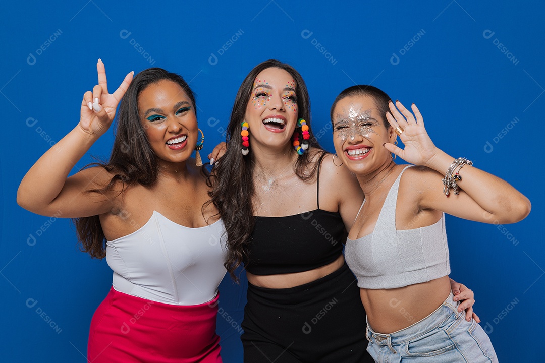 Lindas mulheres jovens usando fantasias de carnaval sobre fundo isolado