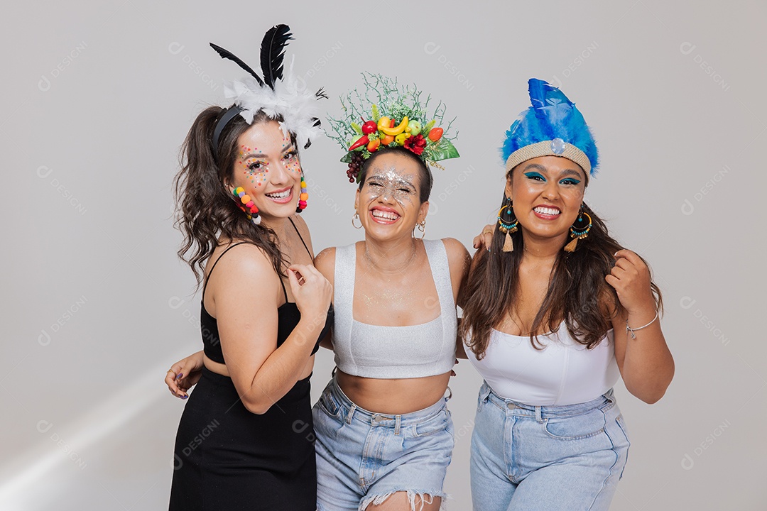 Lindas mulheres jovens usando fantasias de carnaval sobre fundo isolado
