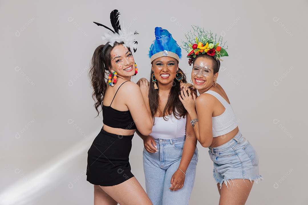 Lindas mulheres jovens usando fantasias de carnaval sobre fundo isolado