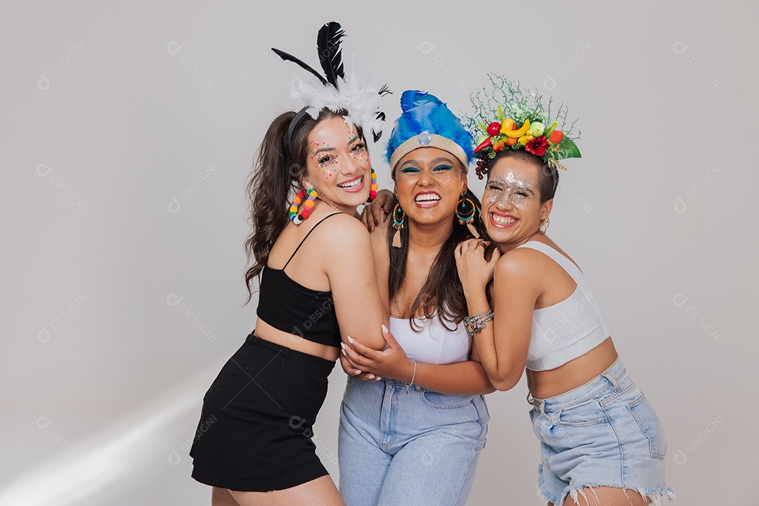 Lindas mulheres jovens usando fantasias de carnaval sobre fundo isolado