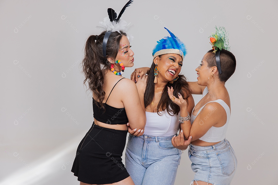 Linda mulher jovem usando fantasia de carnaval sobre fundo isolado