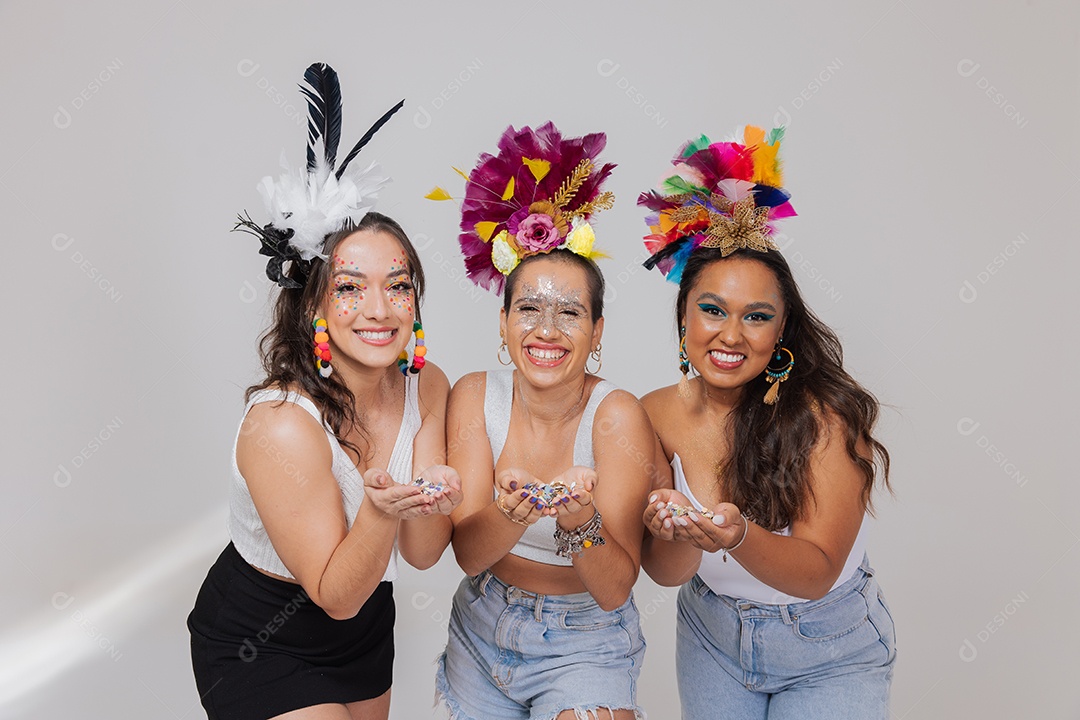 Lindas mulheres jovens usando fantasias de carnaval sobre fundo isolado