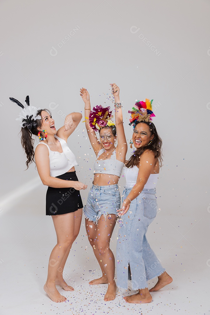 Linda mulher jovem usando fantasia de carnaval sobre fundo isolado