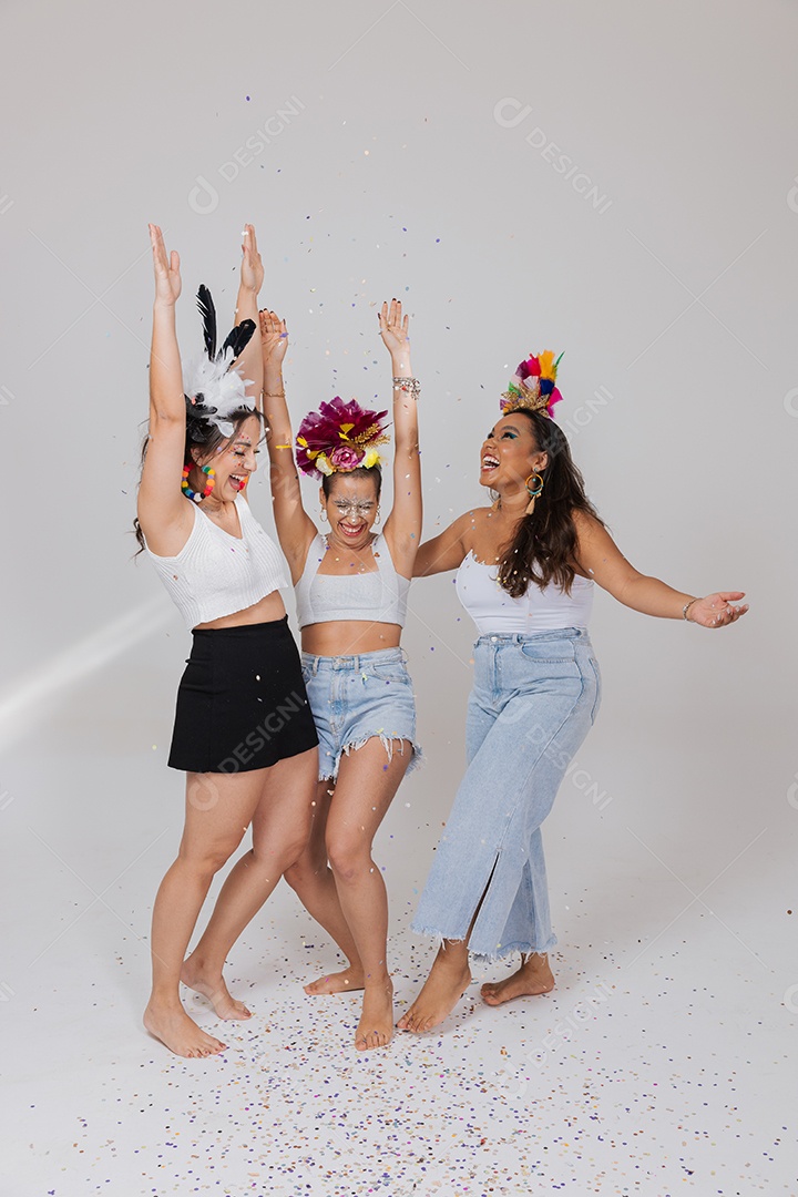 Linda mulher jovem usando fantasia de carnaval sobre fundo isolado