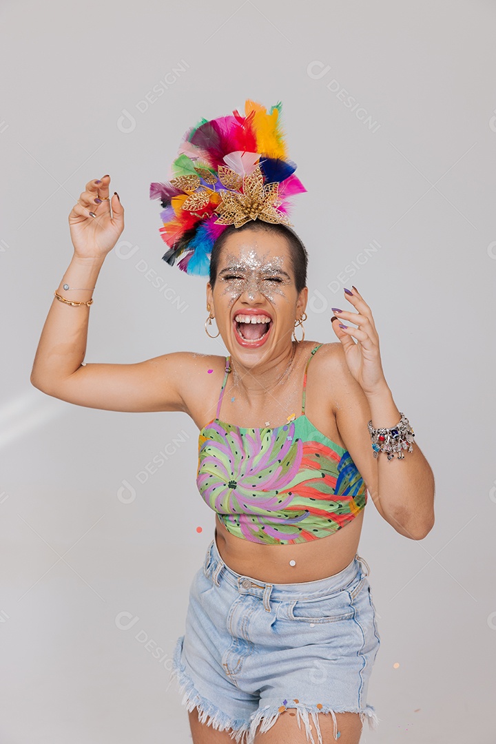 Linda mulher jovem usando fantasia de carnaval sobre fundo isolado