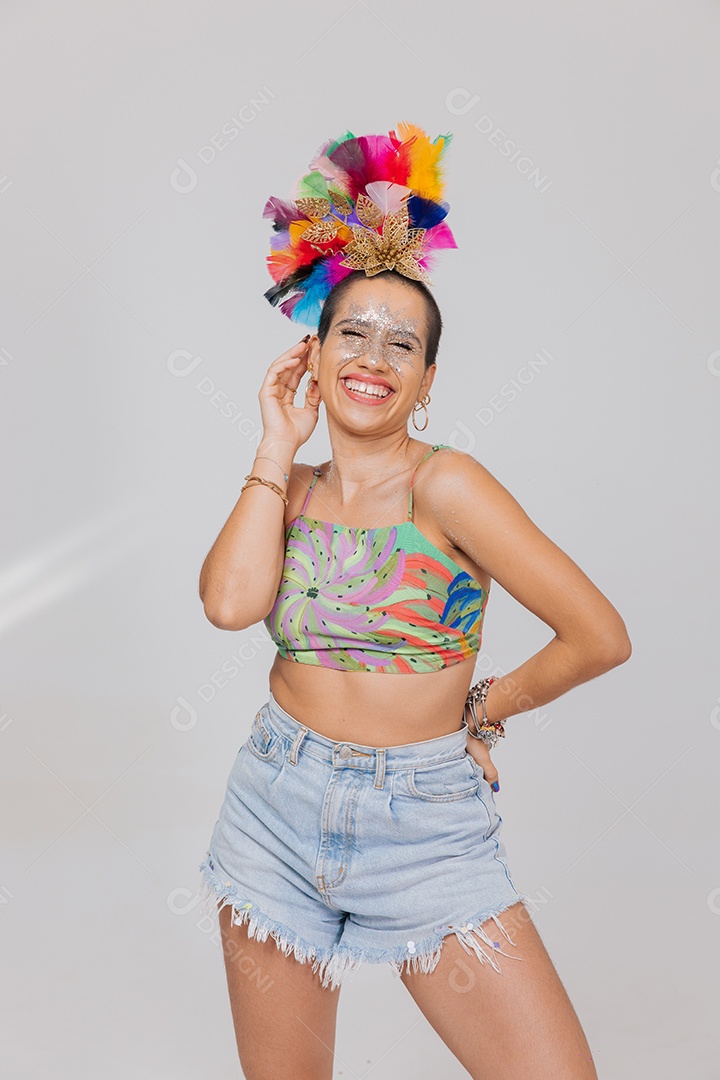 Linda mulher jovem usando fantasia de carnaval sobre fundo isolado