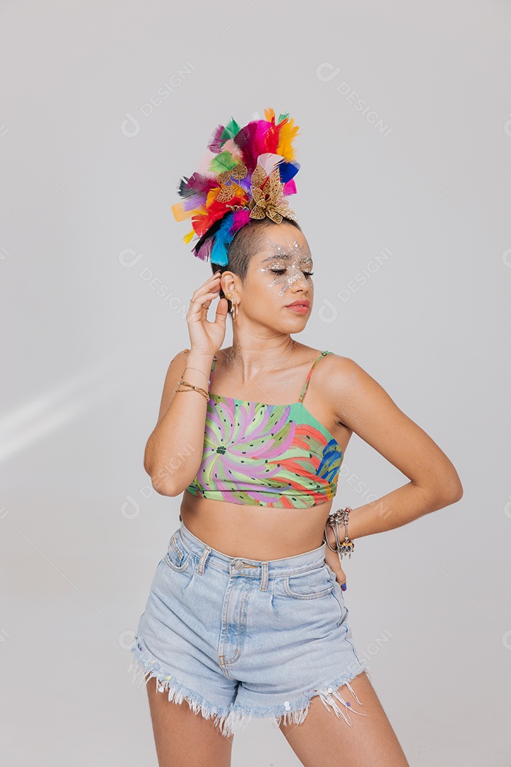 Linda mulher jovem usando fantasia de carnaval sobre fundo isolado