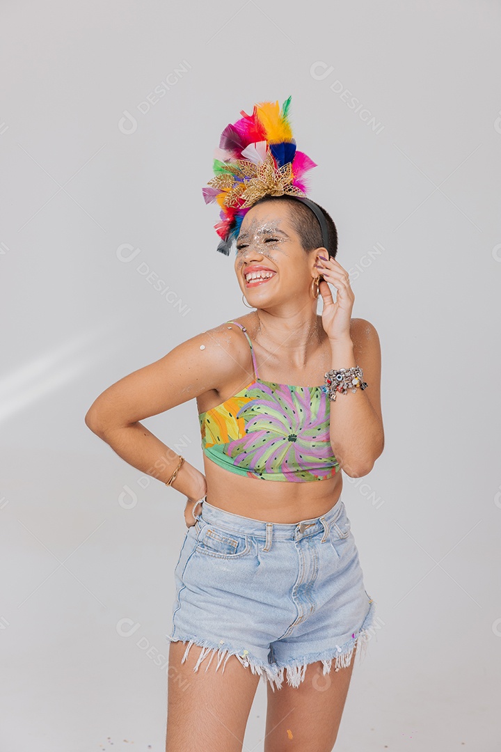 Linda mulher jovem usando fantasia de carnaval sobre fundo isolado