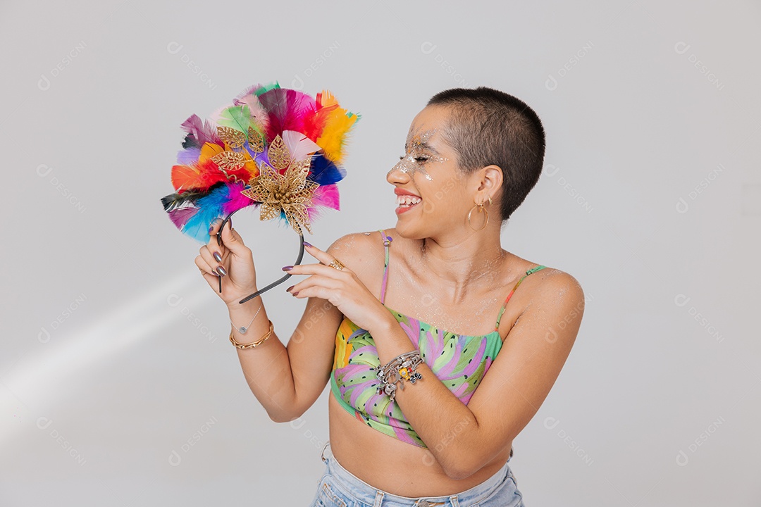 Linda mulher jovem usando fantasia de carnaval sobre fundo isolado