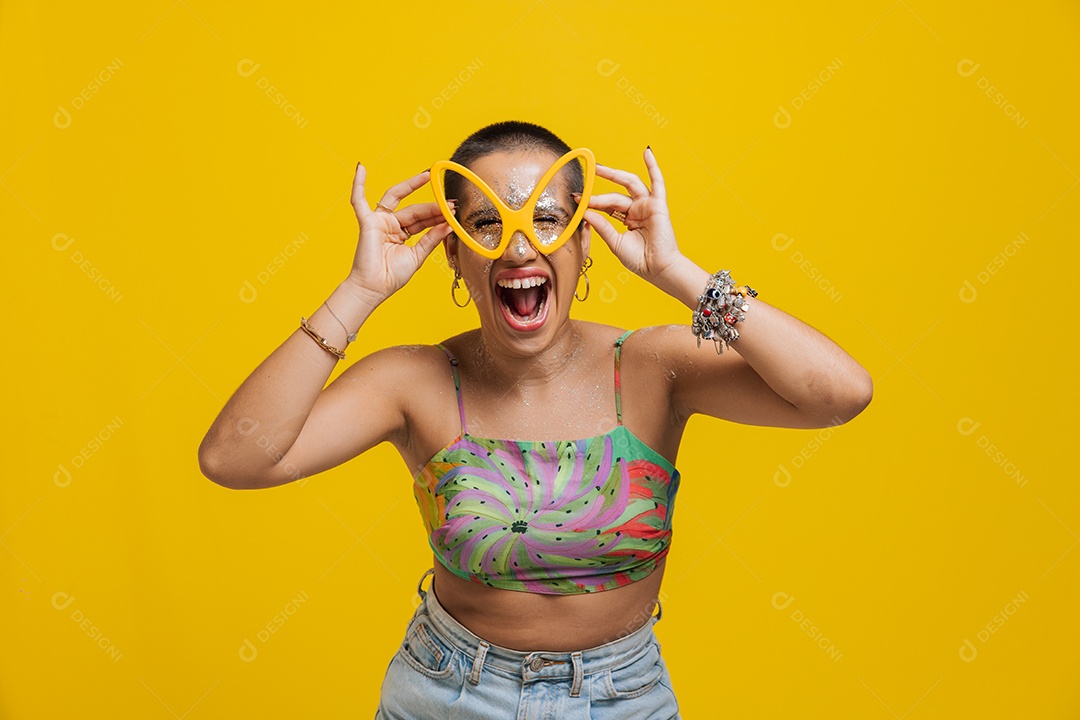 Linda mulher jovem usando fantasia de carnaval sobre fundo isolado