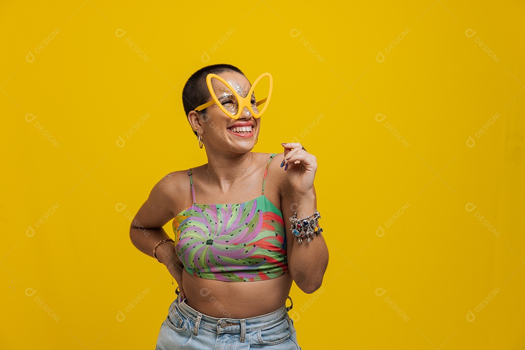Linda mulher jovem usando fantasia de carnaval sobre fundo isolado