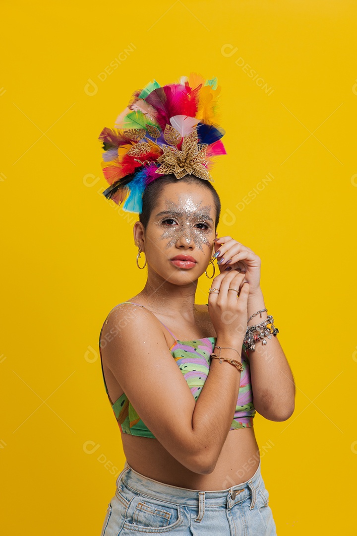 Linda mulher jovem usando fantasia de carnaval sobre fundo isolado
