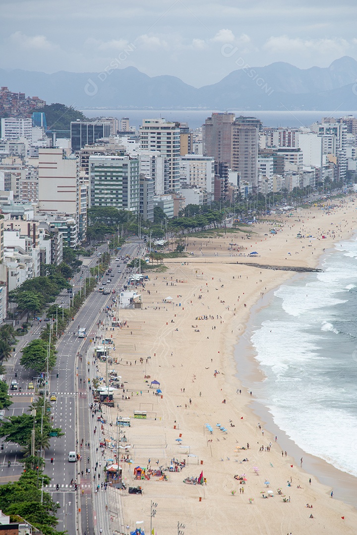 Praia do Leblon vista do mirante da falésia no Rio de Janeiro.