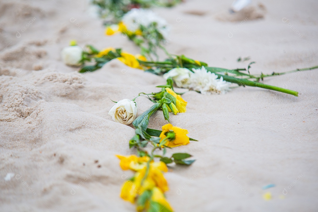 Flores em homenagem a iemanjá, durante festa na praia de Copacabana.