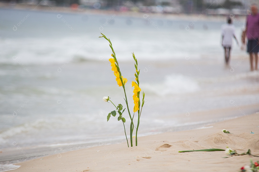 Flores em homenagem a Iemanjá, durante festa na praia de Copacabana.