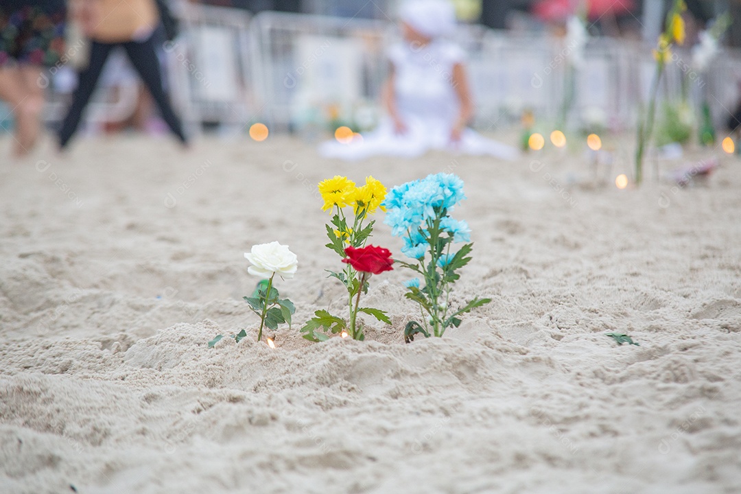 Flores em homenagem a iemanjá, durante festa na praia de Copacabana.