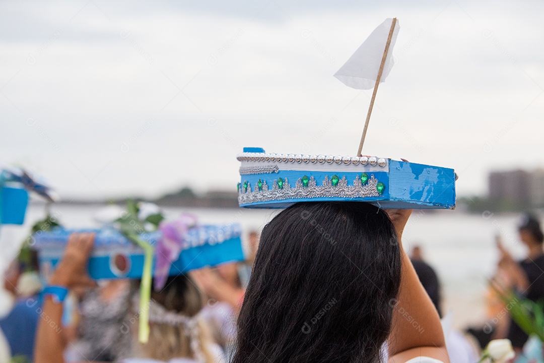 Barco com oferendas a iemanjá, durante festa na praia de Copacabana.