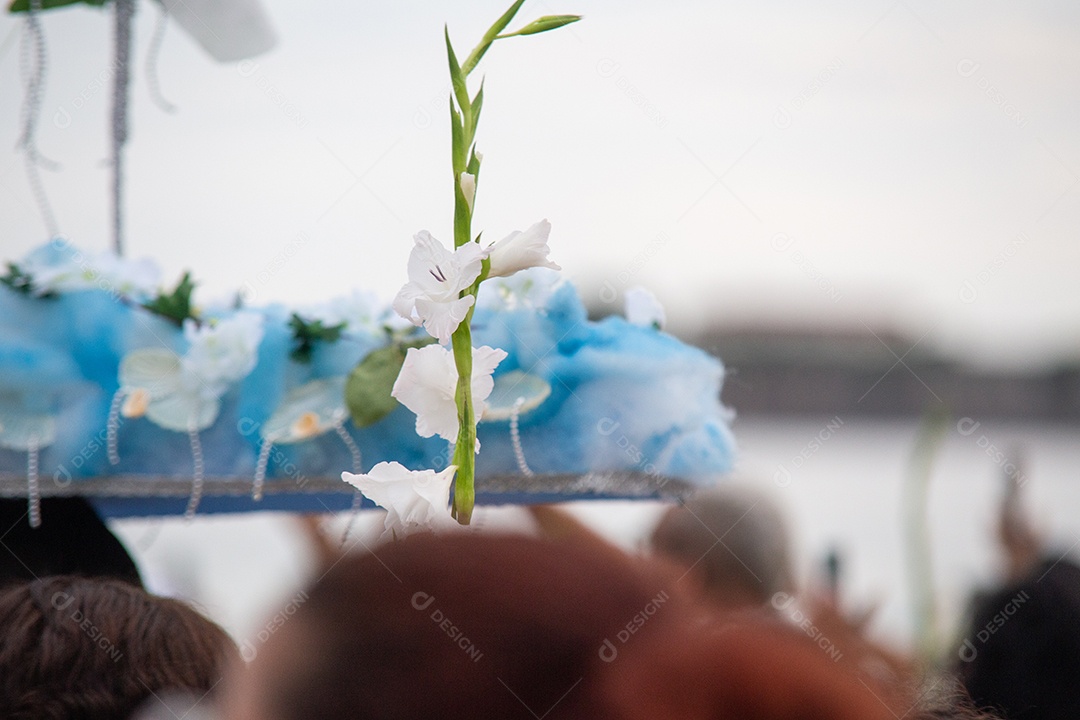 Flores em homenagem a iemanjá, durante festa na praia de Copacabana.