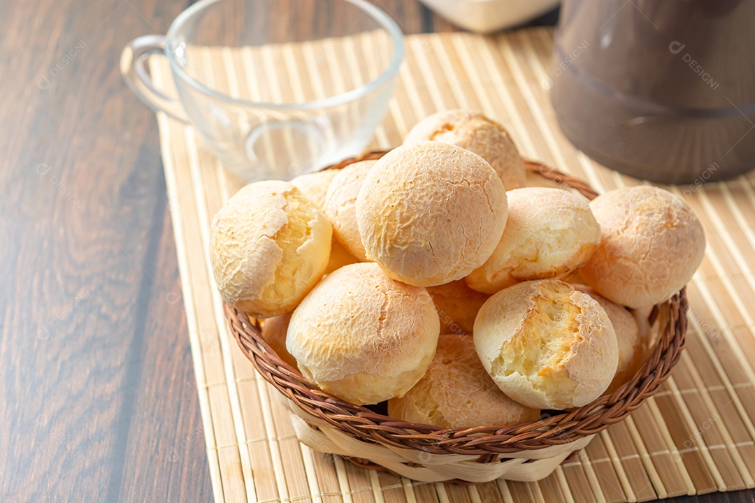 Pães de queijo na cesta de madeira com café