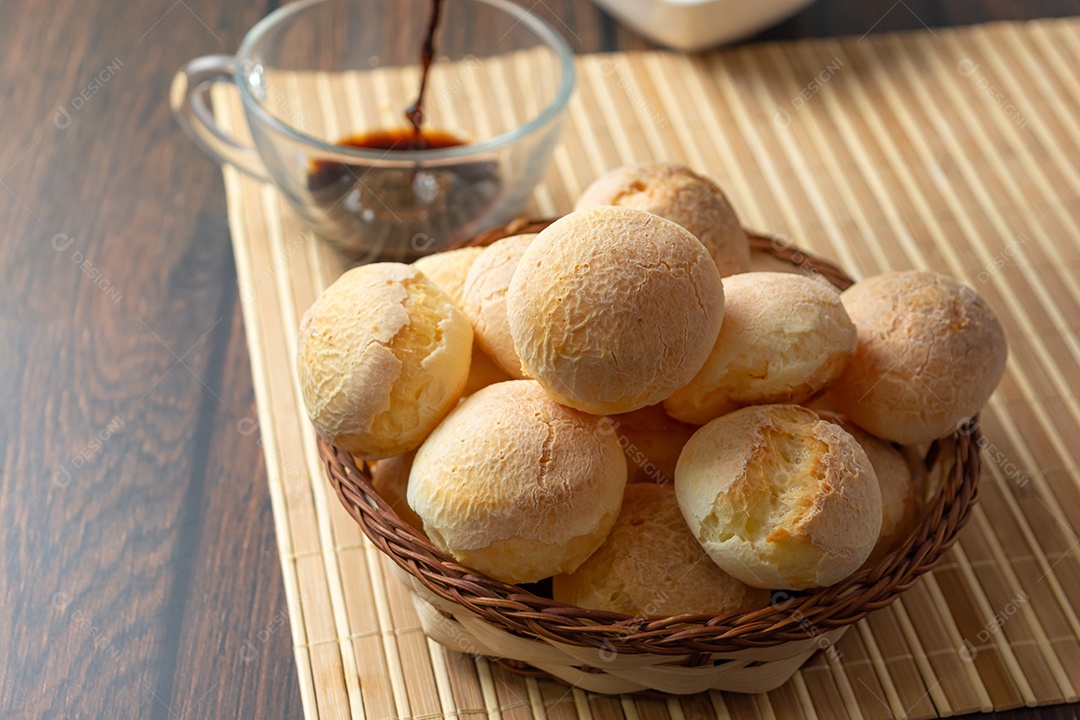 Pães de queijo na cesta de madeira com café