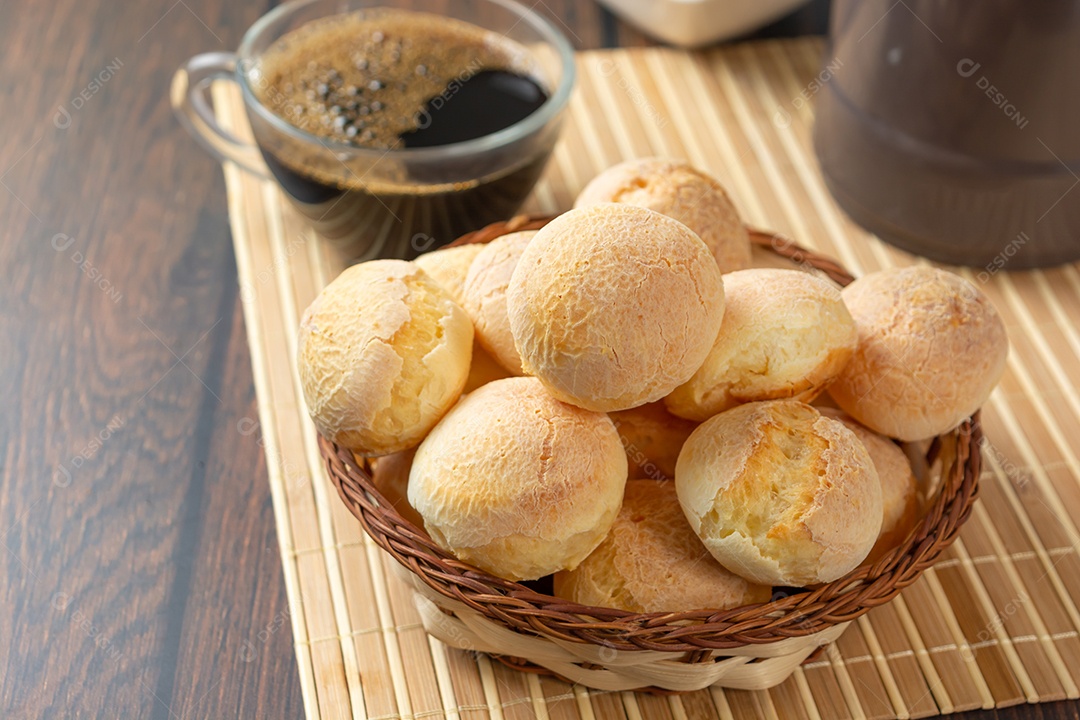 Pães de queijo na cesta de madeira com café