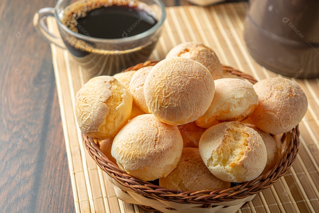 Pães de queijo na cesta de madeira com café