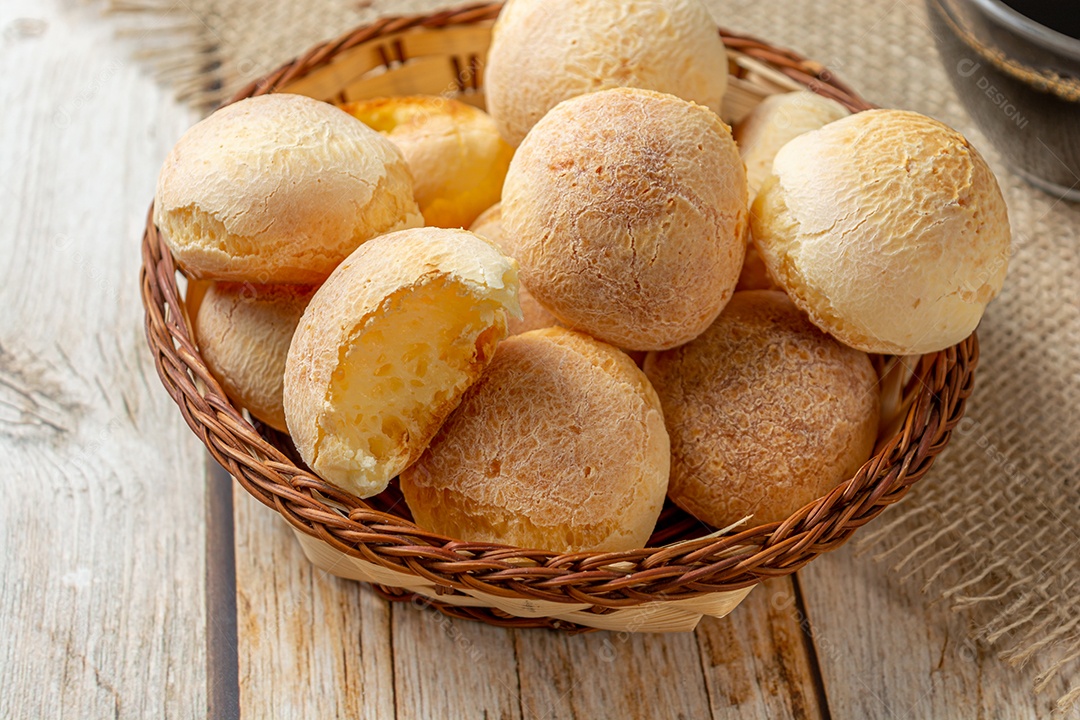 Cesta com pães de queijo, conceito de café da manhã tradicional brasileiro