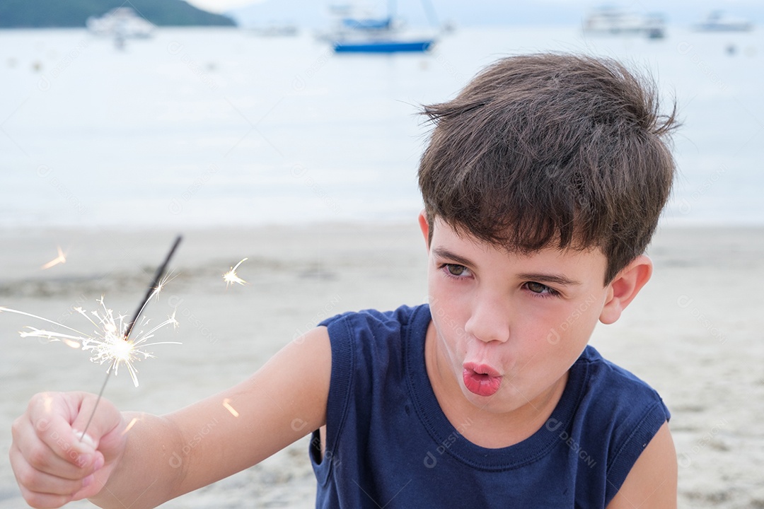 Criança de 8 anos Olhando e Segurando Uma Vela Brilhando