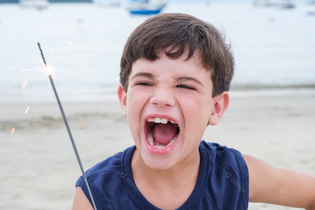 Criança brasileira com a boca aberta segurando uma vela que brilha