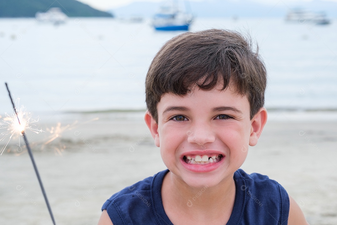 Detalhe de uma criança brasileira sorridente segurando uma vela acesa