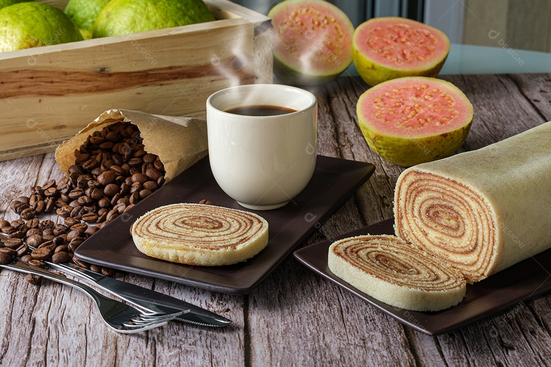 Fatia de Bolo de Rolo Rodeada de Goiabada, Xícara e Grãos de Café