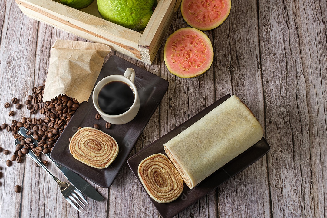 Fatia de Bolo de Rolo Rodeada de Goiabada, Xícara e Grãos de Café
