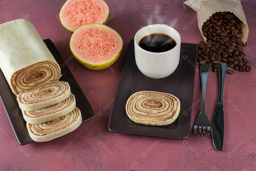 Fatia de Bolo de Rolo Rodeada de Goiabada, Xícara e Grãos de Café