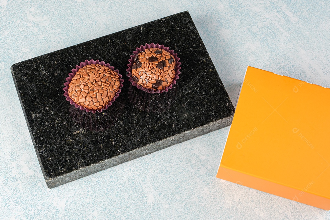 Brigadeiros tradicionais e amargos em pedra mármore preta