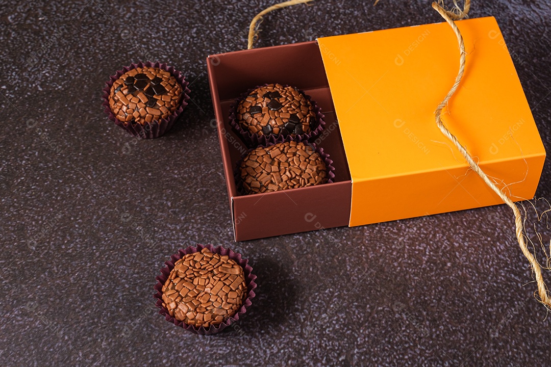 Brigadeiros, tradicionais e amargos, fora e dentro da caixa.