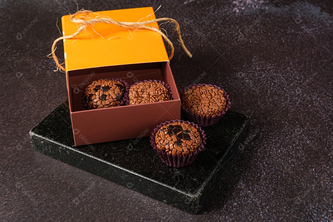 Brigadeiros, tradicional e amargo, fora e dentro da caixa