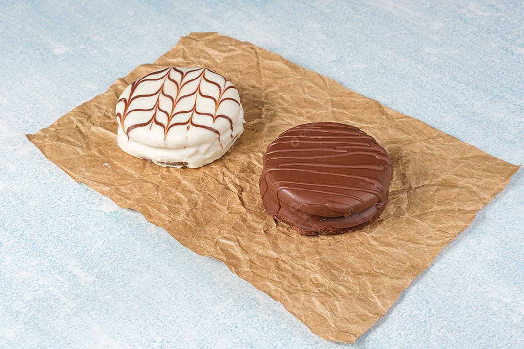 Bolos de mel brasileiros, um tradicional e outro com chocolate branco