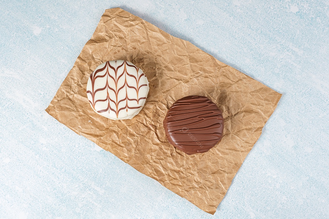 Bolos de mel brasileiros, um tradicional e outro com chocolate branco