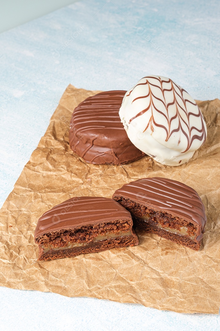 Detalhe de um bolo de mel brasileiro cortado ao meio, ao lado de outro