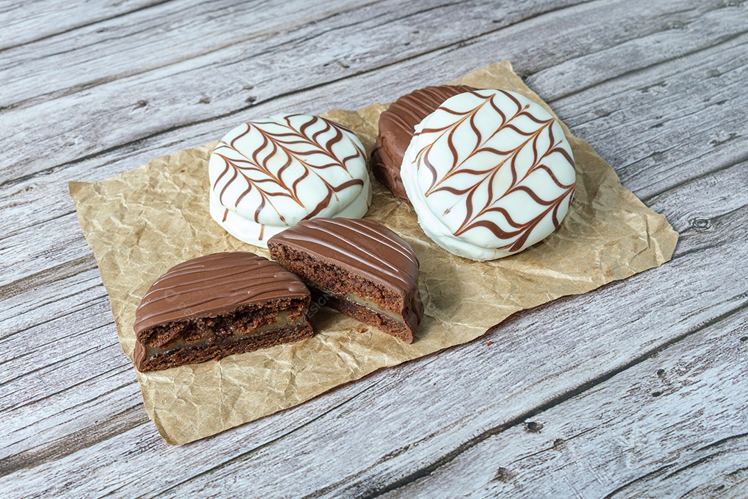 Bolo de mel tradicional brasileiro, coberto com chocolate branco