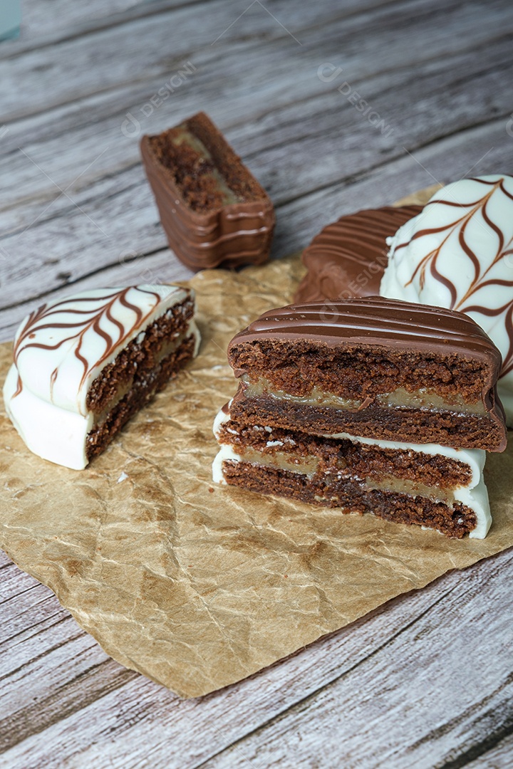 Detalhe do tradicional bolo de mel brasileiro com chocolate branco