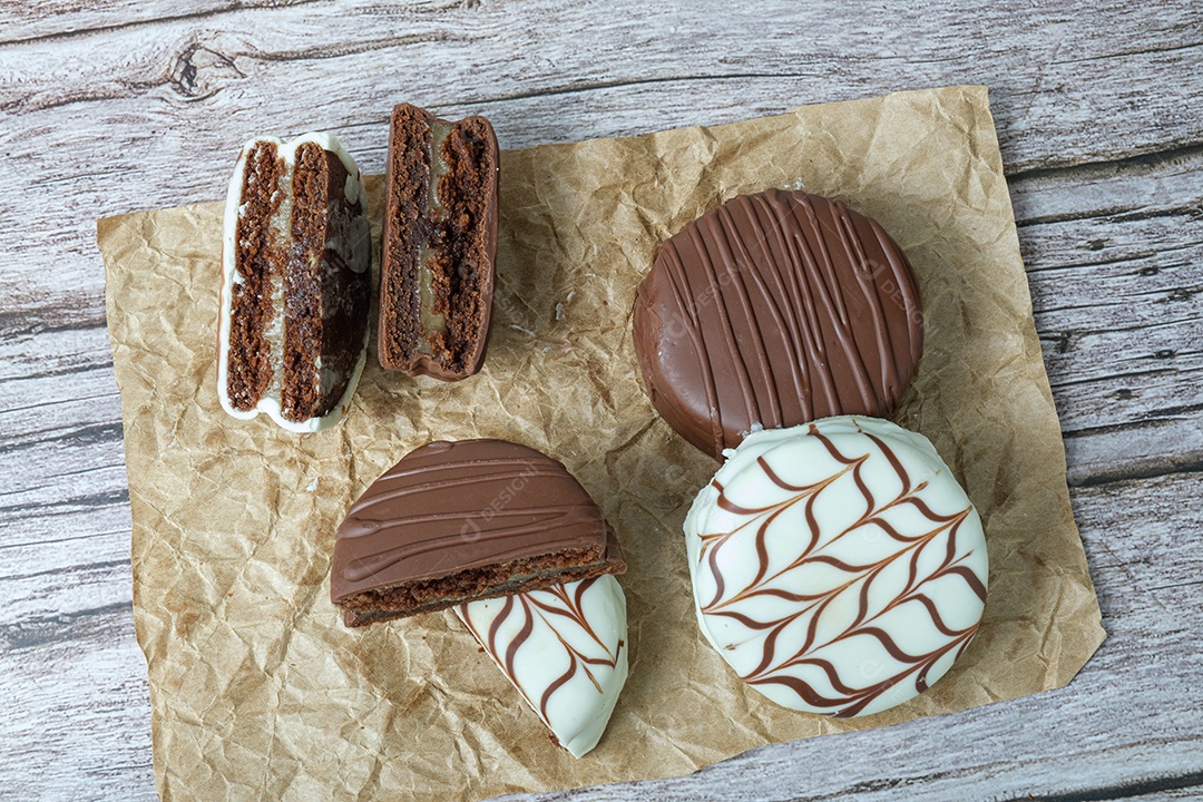 Detalhe do tradicional bolo de mel brasileiro com chocolate branco