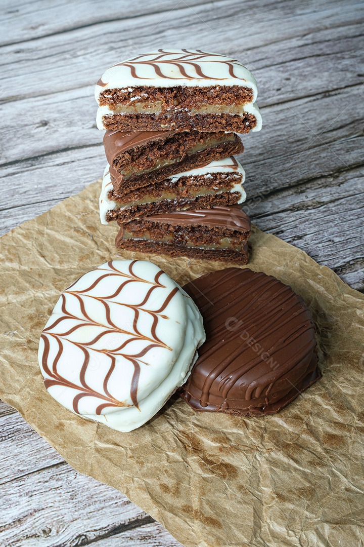 Bolos de mel tradicionais brasileiros com cobertura de chocolate branco.