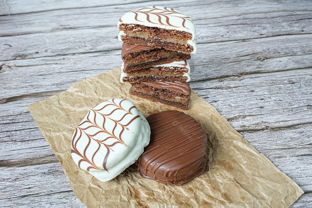 Bolos de mel tradicionais brasileiros com cobertura de chocolate branco.